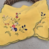 gule-servietter-paaskemotiver-kylling-blomster-broderet-gammel-paaskepynt